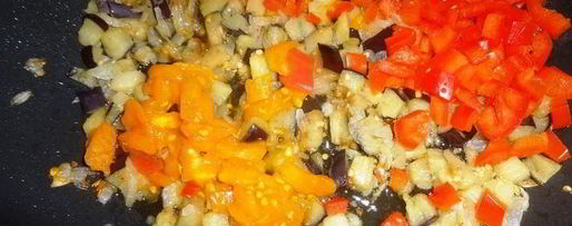 Шаг 3: омлета с баклажаном и помидорами