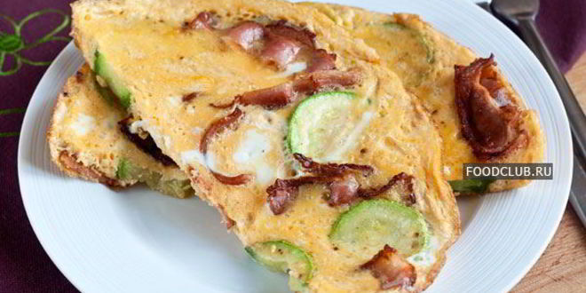 Рецепт омлета с беконом и кабачками