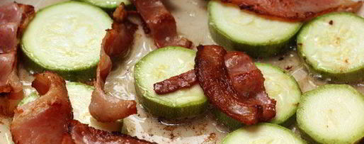 Шаг 1: омлета с беконом и кабачками