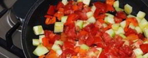 Шаг 1: омлета с брынзой и помидорами