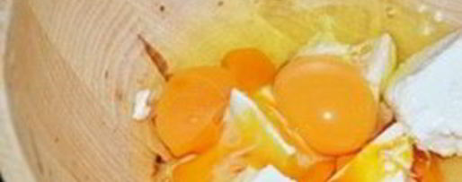 Шаг 2: омлета с брынзой и помидорами