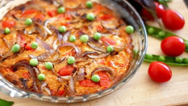 Рецепт Омлета с чоризо, овсяным молоком, помидорами черри и зеленым горошком