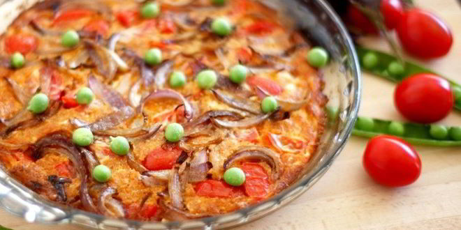 Рецепт омлета с чоризо, овсяным молоком, помидорами черри и зеленым горошком