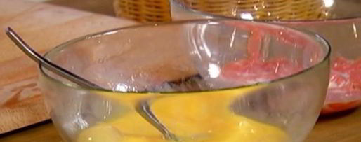 Шаг 2: омлета с форелью и укропом