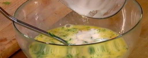 Шаг 4: омлета с форелью и укропом