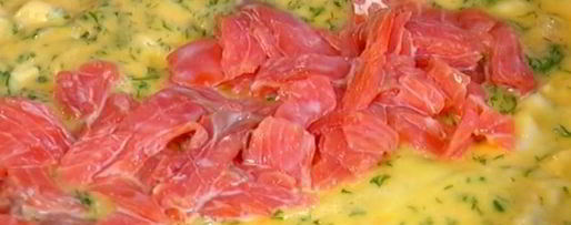 Шаг 6: омлета с форелью и укропом