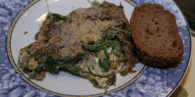 Рецепт омлета с грибами, руколой и голубым сыром