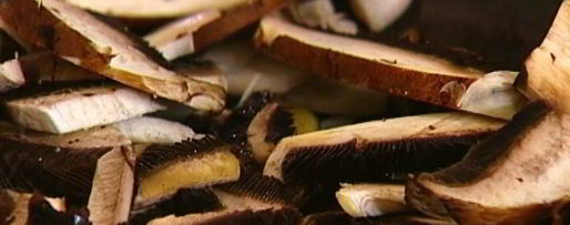 Шаг 1: омлета с грибами, руколой и голубым сыром