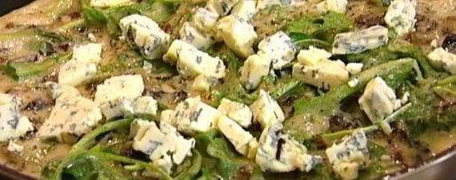 Шаг 14: омлета с грибами, руколой и голубым сыром