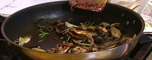 Шаг 4: омлета с грибами, руколой и голубым сыром