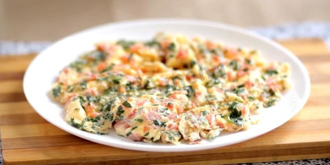 Рецепт омлета с колбасой и помидорами в мультиварке