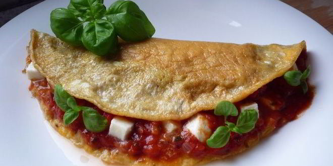 Рецепт омлета с помидорами и моцареллой