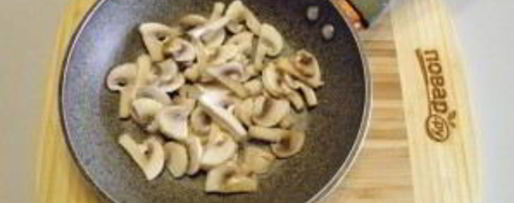 Шаг 1: омлета с ветчиной, грибами и сыром