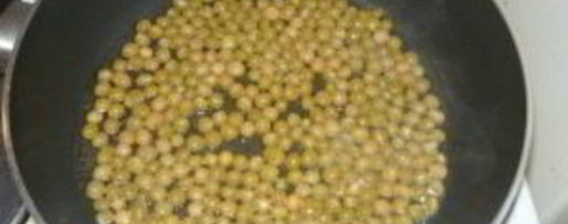 Шаг 2: омлета с зеленым горошком