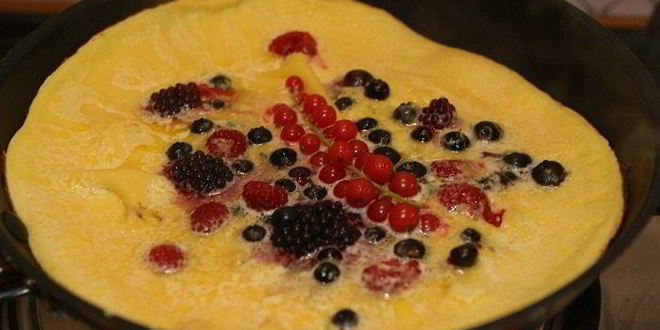 Рецепт сладкого ванильного омлета с ягодами