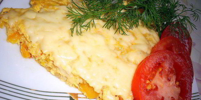 Рецепт сытного омлета с овощами и курицей