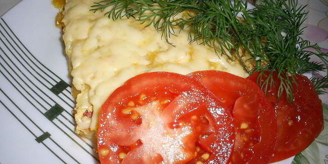 Рецепт сытного омлета с овощами и курицей