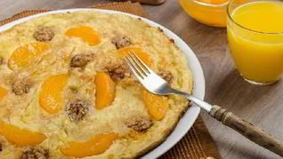 Рецепт Воздушного омлета с персиками, орехами и имбирем