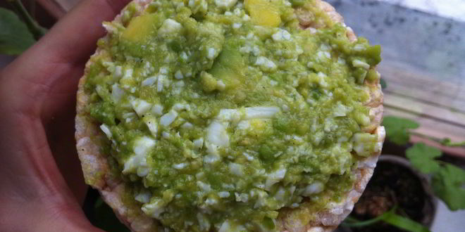 Рецепт диетического паштета с авокадо и яйцом