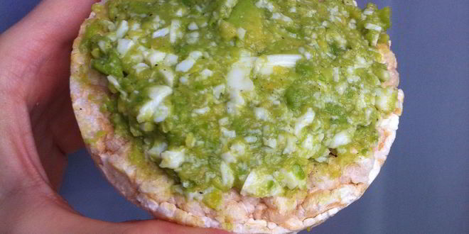 Рецепт диетического паштета с авокадо и яйцом