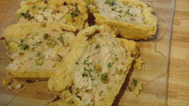 Рецепт Куриного паштета с фисташками, запеченный в тесте
