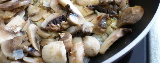 Шаг 2: паштета из шампиньонов и моцареллы