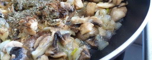 Шаг 3: паштета из шампиньонов и моцареллы