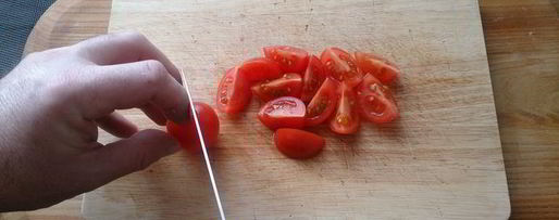 Шаг 2: паштета из слабосоленой семги с томатами и маслинами