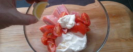 Шаг 3: паштета из слабосоленой семги с томатами и маслинами