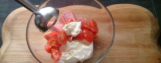 Шаг 4: паштета из слабосоленой семги с томатами и маслинами