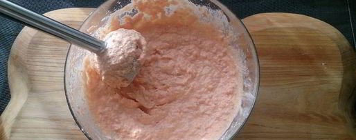 Шаг 5: паштета из слабосоленой семги с томатами и маслинами