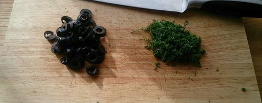 Шаг 6: паштета из слабосоленой семги с томатами и маслинами