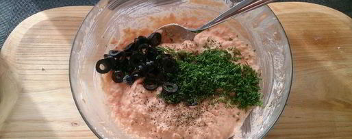 Шаг 7: паштета из слабосоленой семги с томатами и маслинами