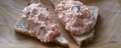 Шаг 9: паштета из слабосоленой семги с томатами и маслинами