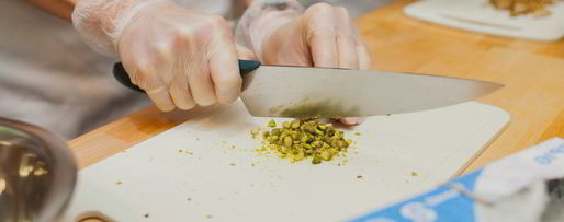 Шаг 1: паштета куриного на гренках