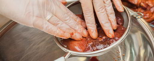 Шаг 2: паштета куриного на гренках