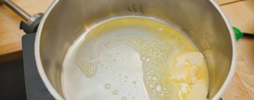 Шаг 3: паштета куриного на гренках