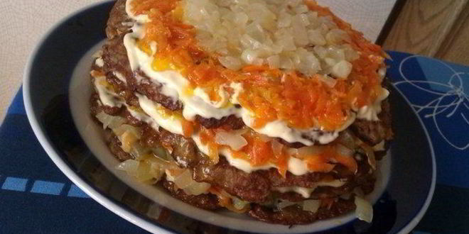 Рецепт печеночного торта с соленым огурцом