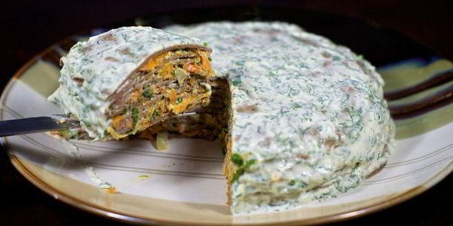 Рецепт праздничного торта из куриной печени с овощами
