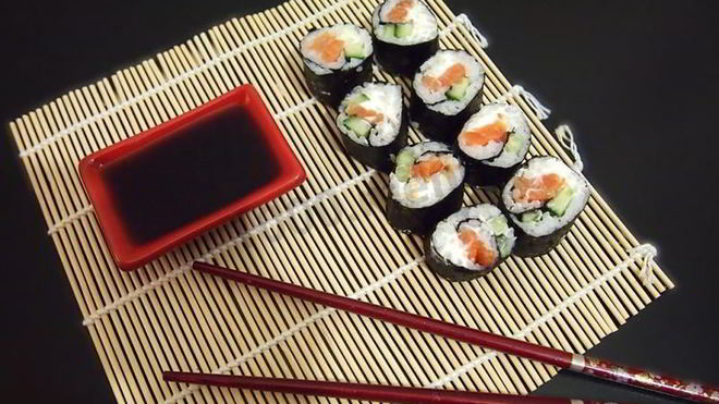 Рецепт Маков суши с лососем, сыром и огурцом