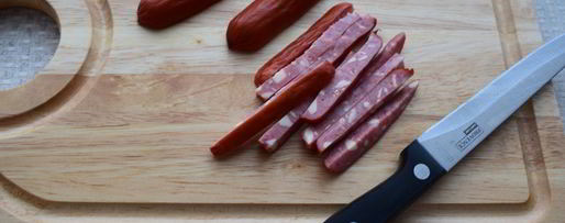 Шаг 2: ролла с копчеными колбасками кабаноси