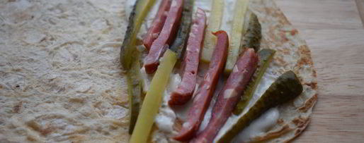 Шаг 5: ролла с копчеными колбасками кабаноси