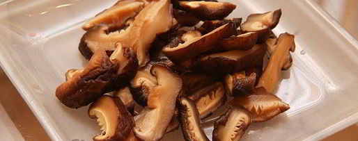 Шаг 1: ролла с лососем, угрем и шиитаке