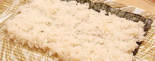 Шаг 2: ролла с лососем, угрем и шиитаке