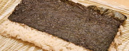 Шаг 3: ролла с лососем, угрем и шиитаке