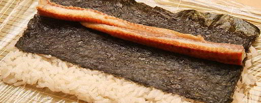 Шаг 4: ролла с лососем, угрем и шиитаке