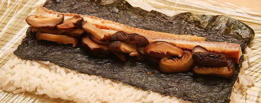 Шаг 5: ролла с лососем, угрем и шиитаке