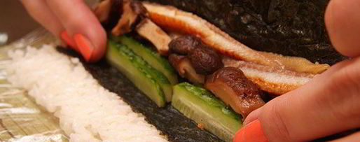 Шаг 7: ролла с лососем, угрем и шиитаке