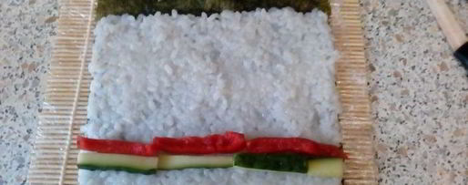 Шаг 1: ролла с огурцом и перцем