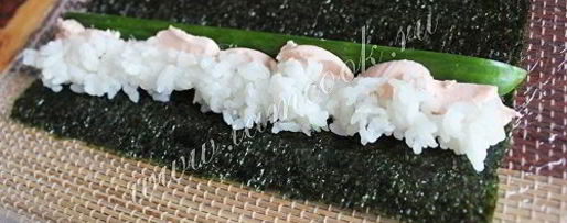 Шаг 3: ролла цветок с огурцом и лососевым маслом